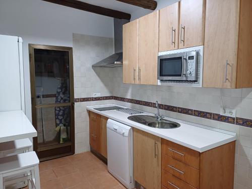隆达La casita Ronda的厨房配有水槽和微波炉