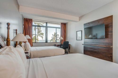 伯利兹城Fort George Hotel and Spa的酒店客房设有两张床和一台平面电视。