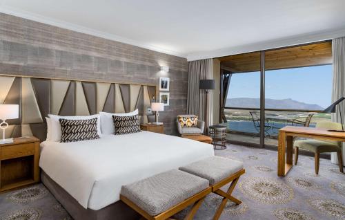 克莱因蒙德Arabella Hotel, Golf and Spa的一间卧室设有一张大床和一个大窗户