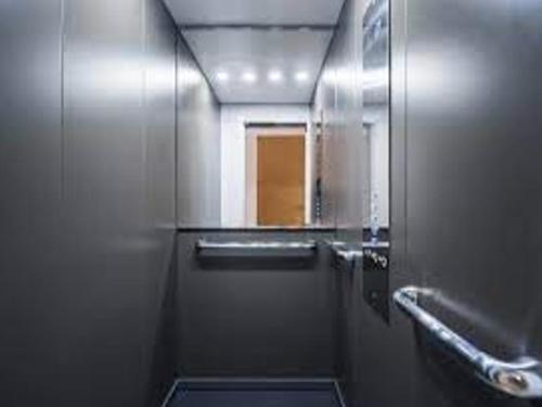 内乌肯Solar Suites的浴室设有淋浴间和镜子
