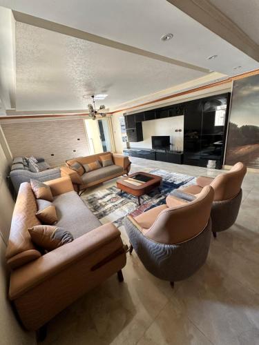 开罗Palace Luxury Rooms的带沙发和电视的大型客厅