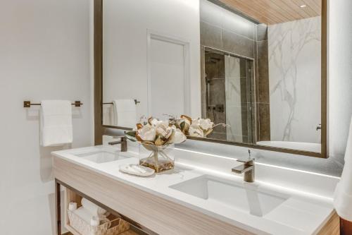 伯利兹城Fort George Hotel and Spa的浴室设有2个水槽和镜子