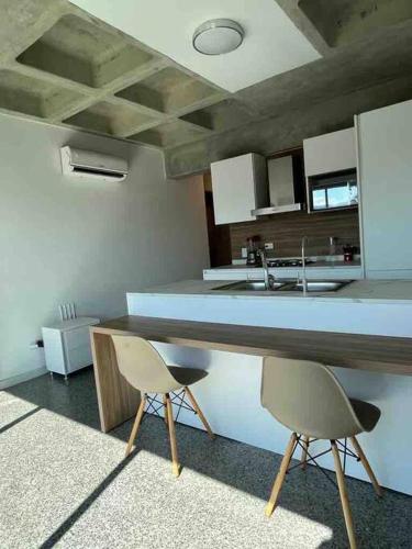 加拉加斯Brand new apt San Bernardino Caracas的一间厨房,内设两把椅子和柜台