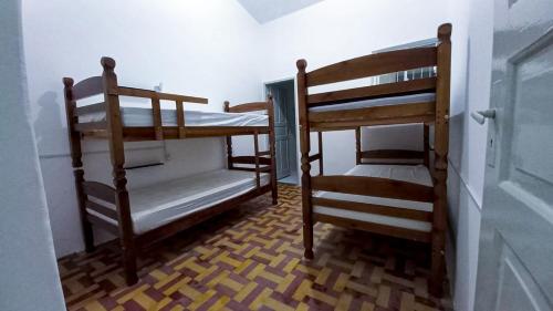 若昂佩索阿Yolo Hostel的带两张双层床和楼梯的客房