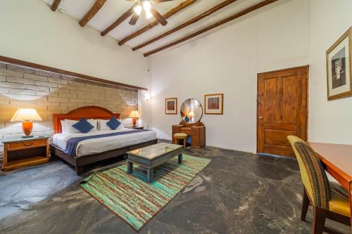 帕拉斯德拉富恩特Nuve Parras的一间卧室配有一张床、一张桌子和一张桌子