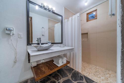 帕拉斯德拉富恩特Nuve Parras的一间带水槽和镜子的浴室