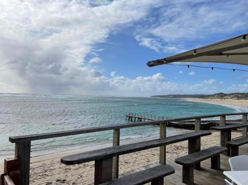 玛格丽特河紫檀木宾馆的海滩上设有长椅,享有海景