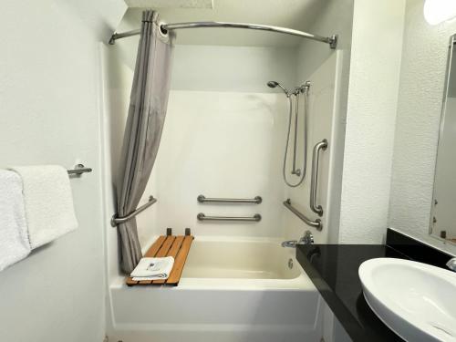 卡斯珀卡斯帕6号汽车旅馆 的带浴缸和盥洗盆的浴室