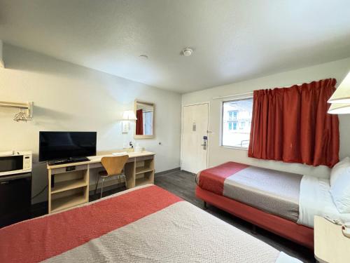 卡斯珀卡斯帕6号汽车旅馆 的酒店客房设有两张床和一张书桌及电视
