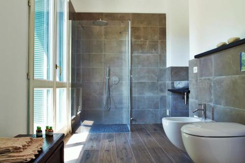 卡斯泰莱托索普拉蒂奇诺Il Fiume Azzurro Home B&B的带淋浴、卫生间和盥洗盆的浴室