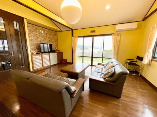 ŌbeBLUE AMALFI - Vacation STAY 28035v的客厅配有两张沙发和一台电视机