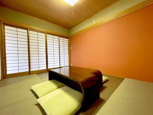 ŌbeBLUE AMALFI - Vacation STAY 28035v的一间设有床铺和两个枕头的客房