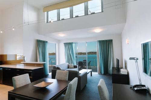 巴利纳Ramada Hotel & Suites by Wyndham Ballina Byron的客厅配有沙发和桌子