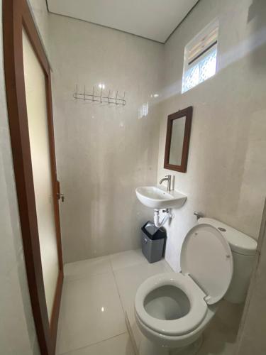 乌布Wahadi homestay的一间带卫生间和水槽的小浴室