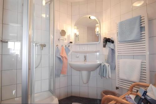 希格斯多夫Gästehaus Herbstbauernhof的白色的浴室设有水槽和淋浴。