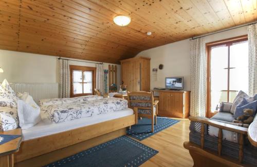 希格斯多夫Gästehaus Herbstbauernhof的一间卧室配有一张床和一张书桌