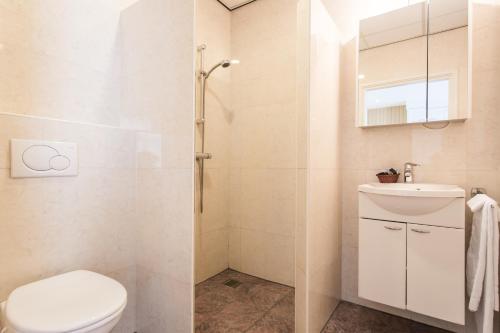 Hummelo戈登卡佩咖啡厅酒店的一间带卫生间和淋浴的浴室