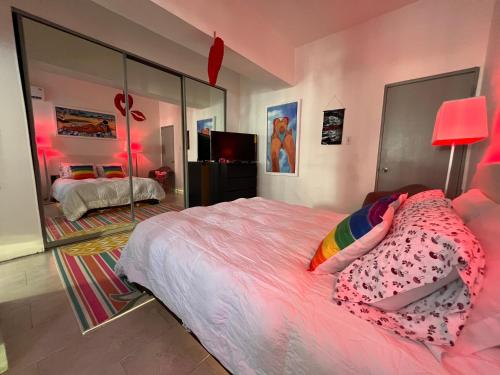圣胡安Condado Paradise Tantra Apartment的一间卧室配有一张床和一面大镜子