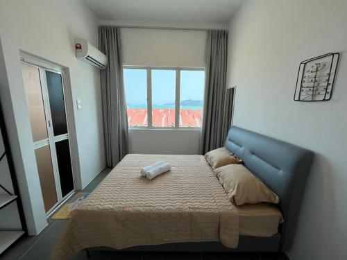 瓜埠Level 4 Simfoni Beliza的一间卧室设有一张床和一个大窗户
