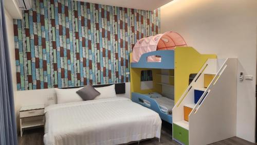 冬山乡玩童亲子民宿 的儿童卧室配有一张床和带壁画的墙壁