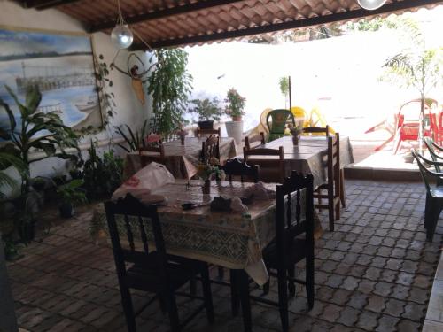 加利纽斯Pousada Pôr do Sol - Galinhos的庭院配有桌椅。