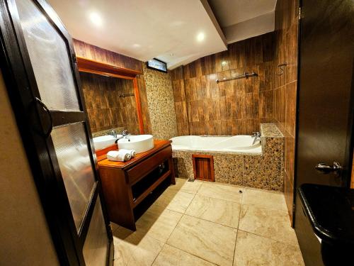 弗洛勒斯Las Luciernagas Hotel Boutique的浴室配有盥洗盆、卫生间和浴缸。