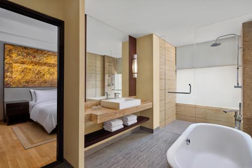 努沙杜瓦The Westin Resort Nusa Dua, Bali的带浴缸、水槽和淋浴的浴室