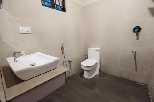 VayittiriHill Rows Estate的浴室配有白色水槽和卫生间。