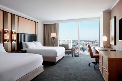 纳什维尔JW Marriott Nashville的酒店客房配有两张床和一张书桌