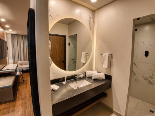 瓜达拉哈拉维多利亚行政酒店的一间带水槽和镜子的浴室