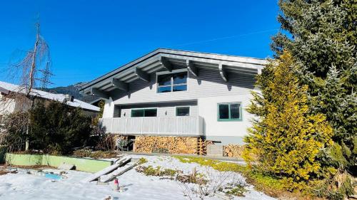 布鲁克安德格罗斯哥Kohlis Alpine Home的雪中白房子,有树
