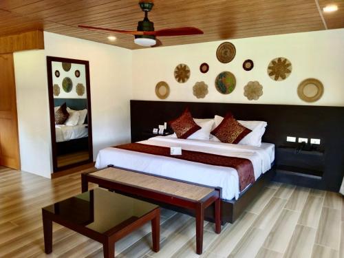 邦劳Commander Suites de Bohol的一间卧室配有一张大床和一张桌子