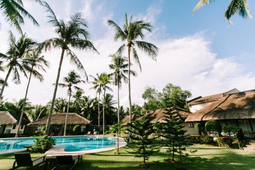邦劳Commander Suites de Bohol的享有度假村和游泳池的景色