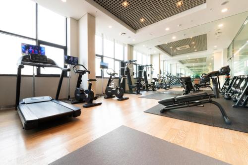 天安市开城大酒店 的健身房设有数台跑步机和有氧运动器材