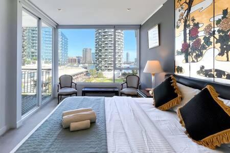 墨尔本Luxury 4B Docklands Penthouse water city views的一间卧室设有一张大床和大窗户