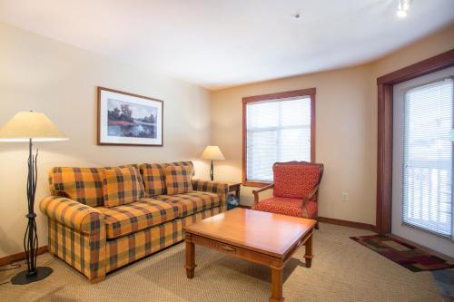索利图德3313 - One Bedroom Den Standard Powderhorn Lodge condo的客厅配有沙发和椅子