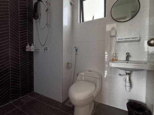 怡保The Horizon Ipoh 3BR L16 by Grab A Stay的带淋浴、卫生间和盥洗盆的浴室