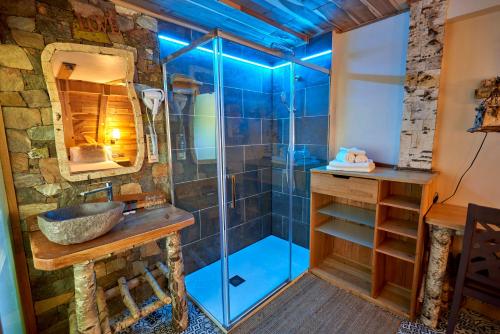 圣胡利娅-德洛里亚科马贝拉酒店的带淋浴的浴室(带石墙)