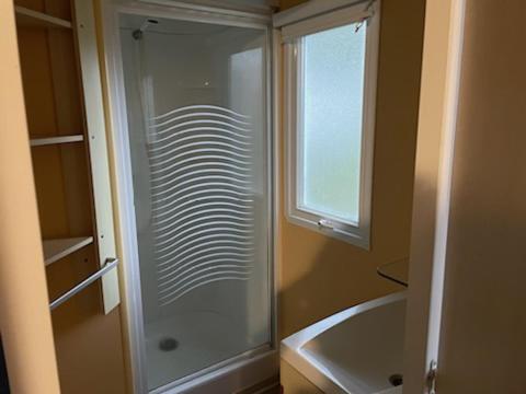 La Boissière-de-MontaiguPUY DU FOU 6P F028的带淋浴和浴缸的浴室以及窗户。