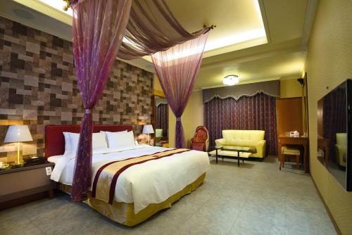 台南夏阁精品汽车旅馆 的一间卧室配有一张紫色窗帘的大床