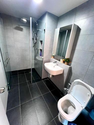 哥打京那巴鲁CASA ABODE - Jesselton Quay (Sea View)的浴室配有卫生间、盥洗盆和淋浴。