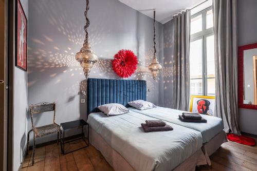戛纳The Cosmopolitan Lodge的卧室配有一张大床,墙上挂着红色球