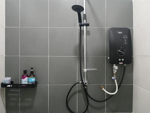 哥打巴鲁TZ SATELLITE HOTEL, Kota Bharu的浴室内配有淋浴和吹风机