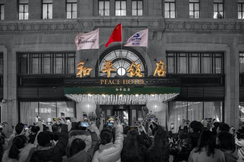 上海上海和平饭店的一群人拍着宫殿酒店的照片