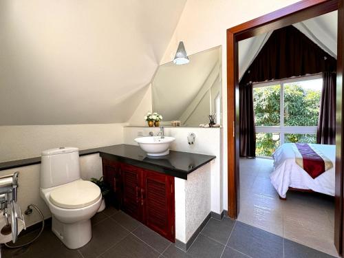 象岛Pool Villa Mali的一间带卫生间、水槽和床的浴室