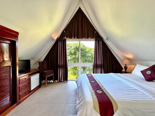 象岛Pool Villa Mali的一间卧室设有一张床和一个大窗户