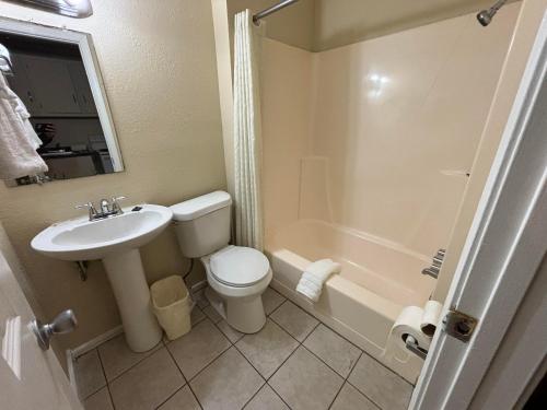 巴拿马城海滩Cook's Motel的浴室配有盥洗盆、卫生间和浴缸。