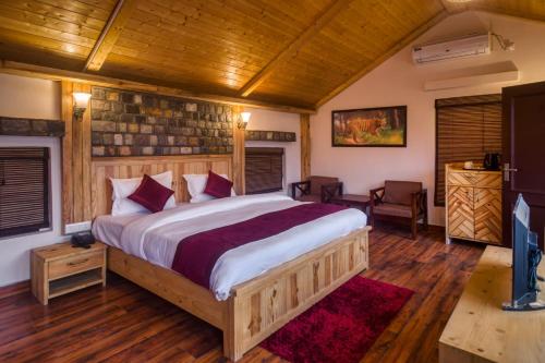 Kota BāghPitaara Cottage的一间卧室,卧室内配有一张大床
