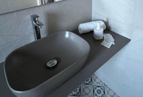 拉波夫拉-德利列特Hostal Cal Pericas的浴室内的盥洗盆,配有一卷卫生纸