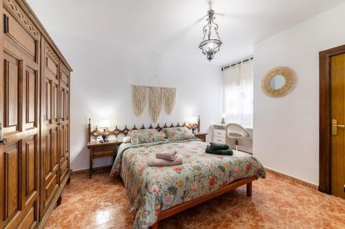 阿尔么丽亚Mi Locura Costa Cabana的一间卧室配有一张床、一张桌子和一张书桌